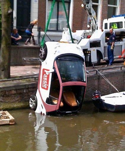 smart-fortwo-being-hoisted-out-of-amsterdam-canal-from-de-telegraaf_100183984_m