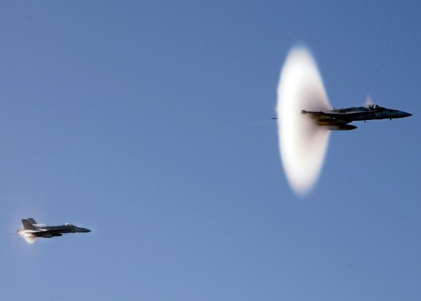 Supersonic_aircraft_breaking_sound_barrier