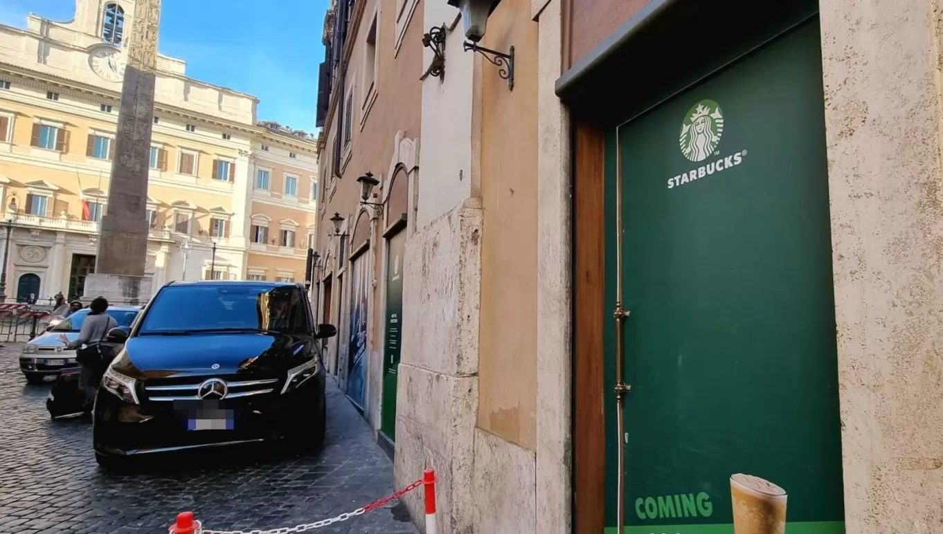 Rome_Starbucks_Italy_parliament.jpg@2x